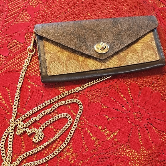 Coach Blocking Wallet With Chain - Picture 2 of 9